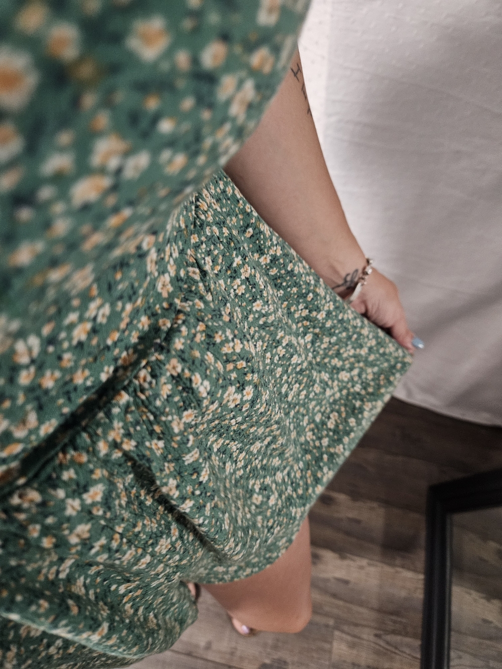 Green Floral Short Sleeve Romper With Pockets - Picture 4 of 5